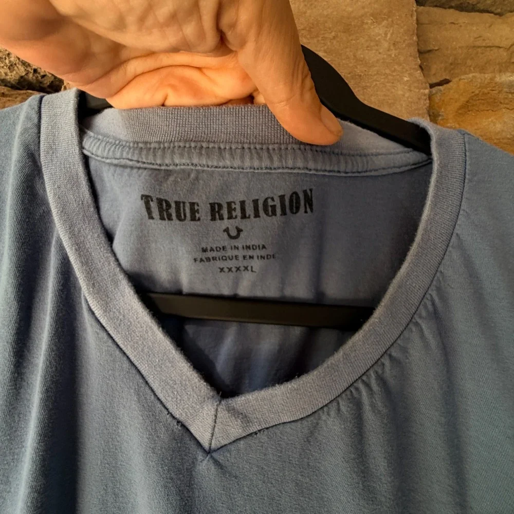 True Religion Mens XL V-Neck T-Shirt Blue Graphic Back Horseshoe Logo Patch